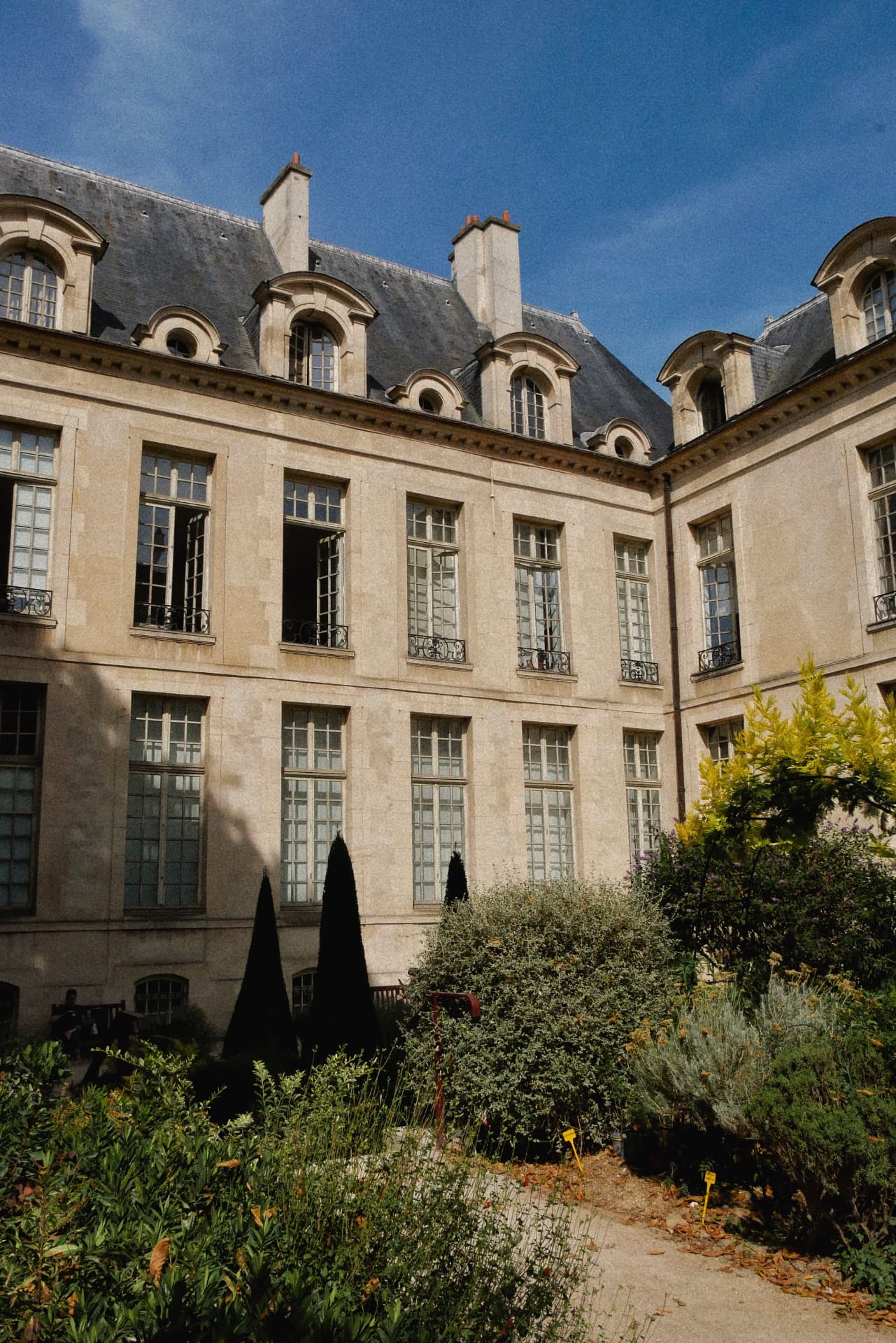 Cour intérieure et jardin d'un hôtel particulier du Marais